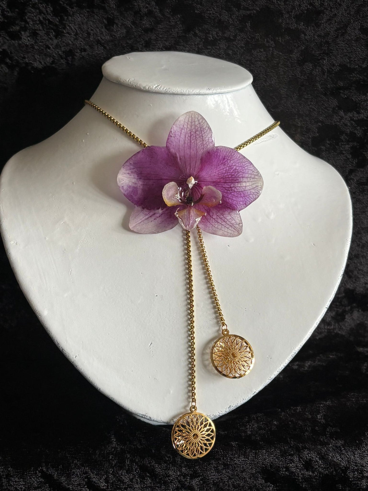 Collier Orchidée Violette – Pendentif Floral Artisanal & Médaillons Dorés