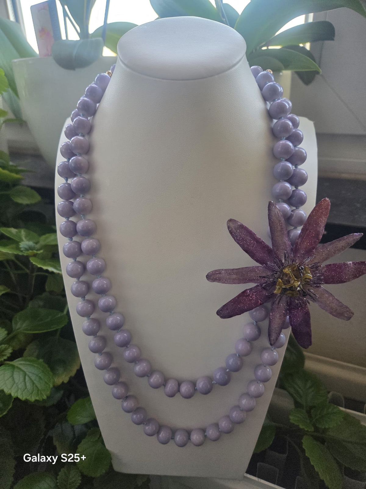 Collier Perles Lilas & Fleur Pourpre – Sautoir Artisanal Floral