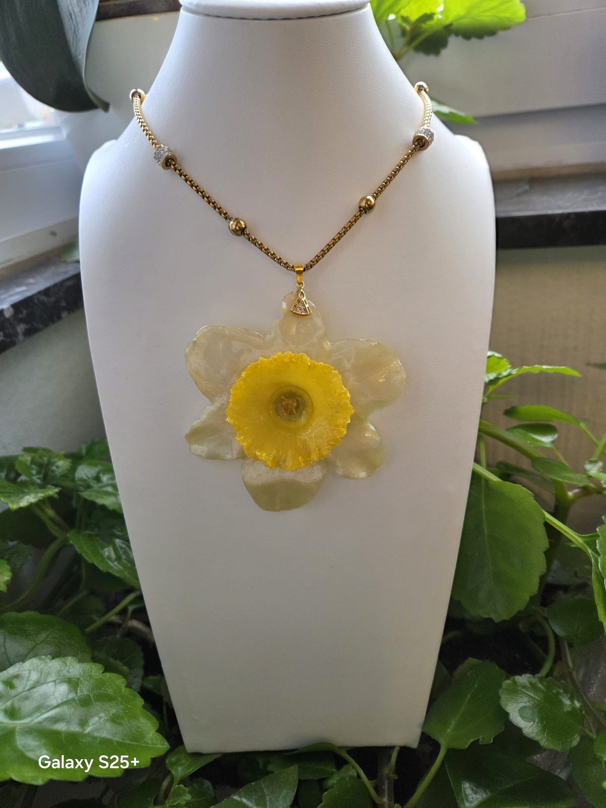 Collier Jonquille Jaune en Résine – Vraie Fleur Naturelle sur Chaîne Dorée