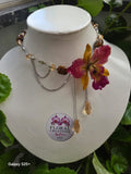 Collier Orchidée Bicolore en Résine – Chaîne Argentée & Cristal Ambre