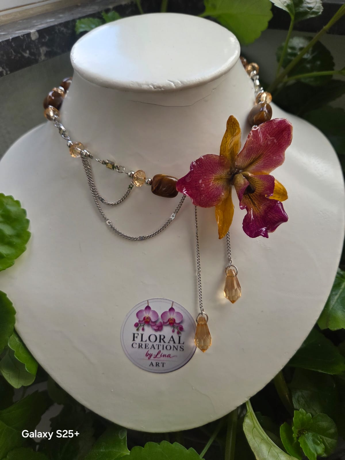 Collier Orchidée Bicolore en Résine – Chaîne Argentée & Cristal Ambre