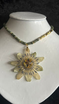 Collier Fleur de Fruit de la Passion en Résine – Bijou Floral Exotique