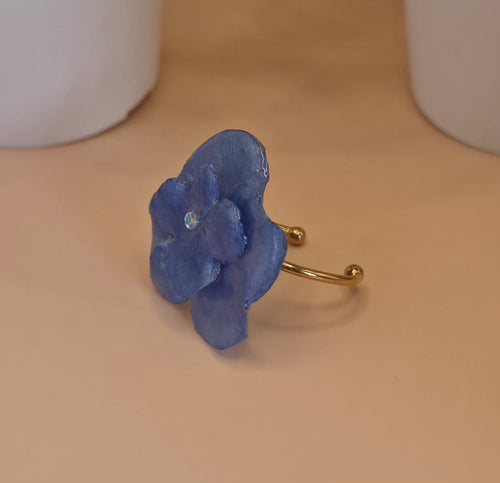 Bague Fleur Bleue en Résine – Bijou Floral Artisanal
